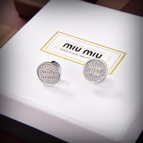 Z-образные серьги-гвоздики с буквами miumiu. Элегантный изящный д