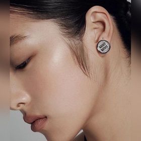 Z-образные серьги-гвоздики с буквами miumiu. Элегантный изящный д