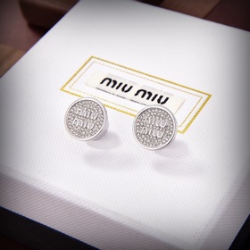 Z-образные серьги-гвоздики с буквами miumiu. Элегантный изящный д