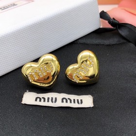 Номер MED0005 Золотые серьги-гвоздики «Любовь»