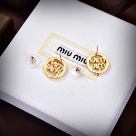 Новейшие серьги-гвоздики от miumiu с показа в Париже. На протяжен