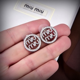 Новейшие серьги-гвоздики от miumiu с показа в Париже. На протяжен