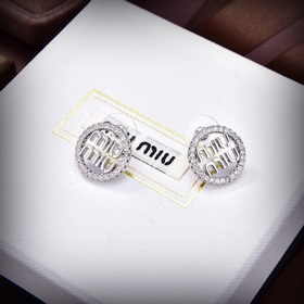 Новейшие серьги-гвоздики от miumiu с показа в Париже. На протяжен