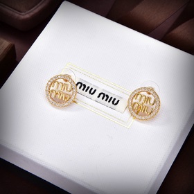 Новейшие серьги-гвоздики от miumiu с показа в Париже. На протяжен