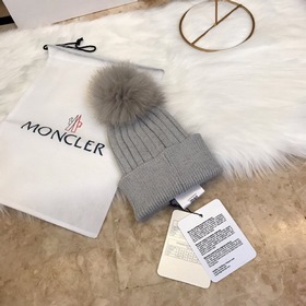 MONCLER вязаная шапка из шерсти, высокая версия с меховым помпоно
