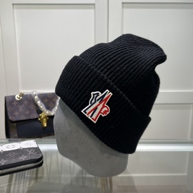 Новинка — MONCLER вязаная шапка из шерсти с QR-кодом, отличное к