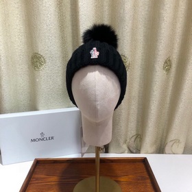 MONCLER Шерстяная шапка с утепленным капюшоном и меховым помпоном