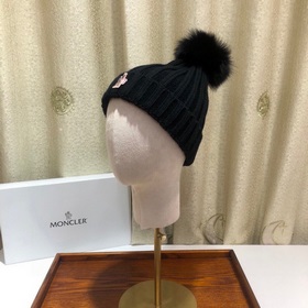 MONCLER Шерстяная шапка с утепленным капюшоном и меховым помпоном