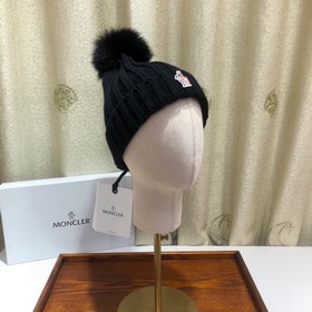 MONCLER Шерстяная шапка с утепленным капюшоном и меховым помпоном