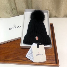 MONCLER Шерстяная шапка с утепленным капюшоном и меховым помпоном
