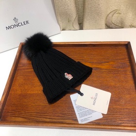 MONCLER Шерстяная шапка с утепленным капюшоном и меховым помпоном