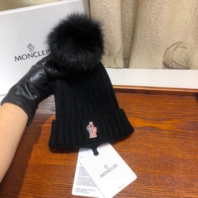 MONCLER Шерстяная шапка с утепленным капюшоном и меховым помпоном