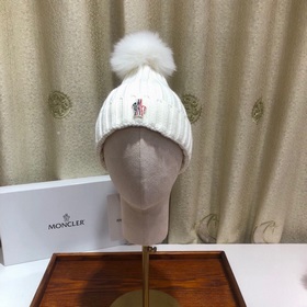 MONCLER Шерстяная шапка с утепленным капюшоном и меховым помпоном