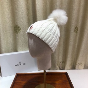 MONCLER Шерстяная шапка с утепленным капюшоном и меховым помпоном