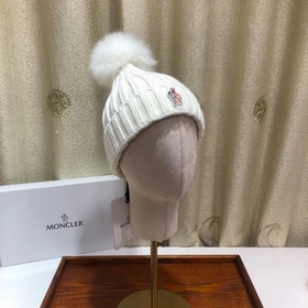 MONCLER Шерстяная шапка с утепленным капюшоном и меховым помпоном
