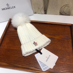 MONCLER Шерстяная шапка с утепленным капюшоном и меховым помпоном