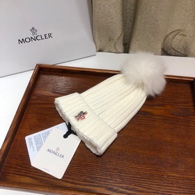 MONCLER Шерстяная шапка с утепленным капюшоном и меховым помпоном