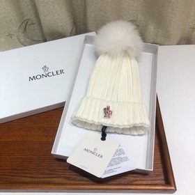 MONCLER Шерстяная шапка с утепленным капюшоном и меховым помпоном