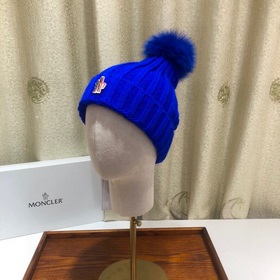 MONCLER Шерстяная шапка с утепленным капюшоном и меховым помпоном
