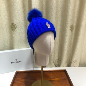 MONCLER Шерстяная шапка с утепленным капюшоном и меховым помпоном