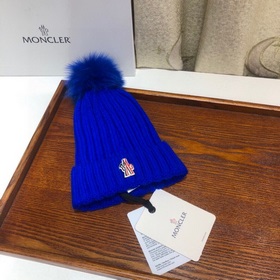 MONCLER Шерстяная шапка с утепленным капюшоном и меховым помпоном