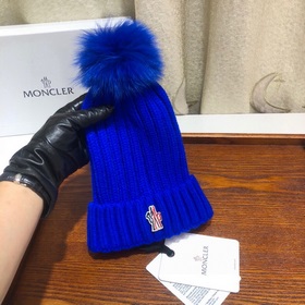 MONCLER Шерстяная шапка с утепленным капюшоном и меховым помпоном