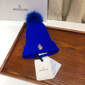 MONCLER Шерстяная шапка с утепленным капюшоном и меховым помпоном