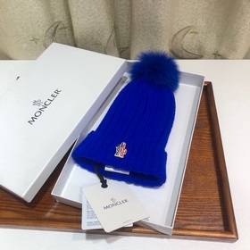 MONCLER Шерстяная шапка с утепленным капюшоном и меховым помпоном