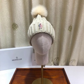 MONCLER Шерстяная шапка с утепленным капюшоном и меховым помпоном