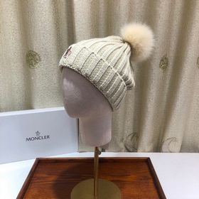 MONCLER Шерстяная шапка с утепленным капюшоном и меховым помпоном