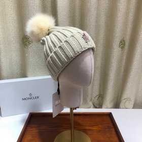 MONCLER Шерстяная шапка с утепленным капюшоном и меховым помпоном