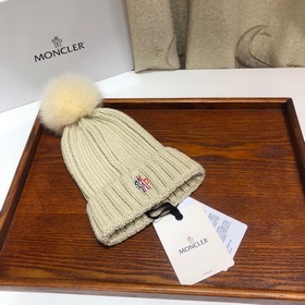 MONCLER Шерстяная шапка с утепленным капюшоном и меховым помпоном