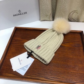 MONCLER Шерстяная шапка с утепленным капюшоном и меховым помпоном