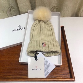 MONCLER Шерстяная шапка с утепленным капюшоном и меховым помпоном