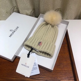 MONCLER Шерстяная шапка с утепленным капюшоном и меховым помпоном