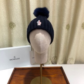 MONCLER Шерстяная шапка с утепленным капюшоном и меховым помпоном
