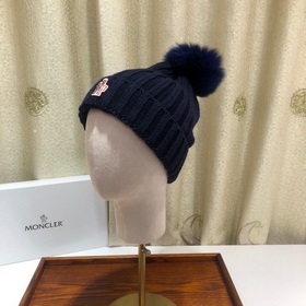 MONCLER Шерстяная шапка с утепленным капюшоном и меховым помпоном