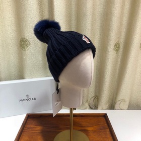 MONCLER Шерстяная шапка с утепленным капюшоном и меховым помпоном