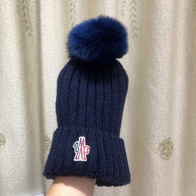 MONCLER Шерстяная шапка с утепленным капюшоном и меховым помпоном