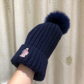 MONCLER Шерстяная шапка с утепленным капюшоном и меховым помпоном