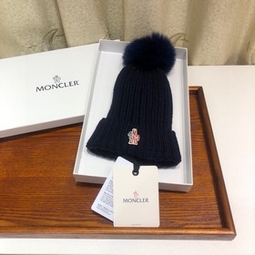 MONCLER Шерстяная шапка с утепленным капюшоном и меховым помпоном
