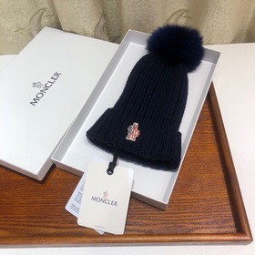 MONCLER Шерстяная шапка с утепленным капюшоном и меховым помпоном