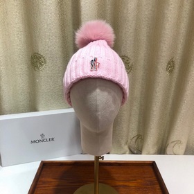 MONCLER Шерстяная шапка с утепленным капюшоном и меховым помпоном
