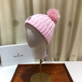 MONCLER Шерстяная шапка с утепленным капюшоном и меховым помпоном