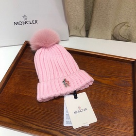 MONCLER Шерстяная шапка с утепленным капюшоном и меховым помпоном