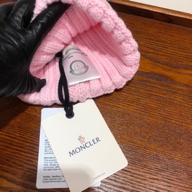 MONCLER Шерстяная шапка с утепленным капюшоном и меховым помпоном