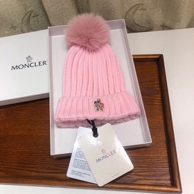 MONCLER Шерстяная шапка с утепленным капюшоном и меховым помпоном