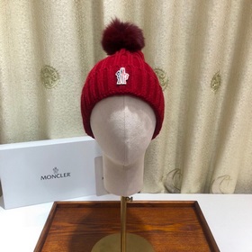 MONCLER Шерстяная шапка с утепленным капюшоном и меховым помпоном