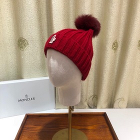 MONCLER Шерстяная шапка с утепленным капюшоном и меховым помпоном