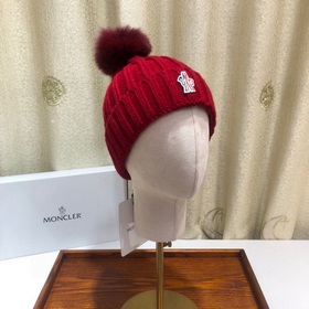 MONCLER Шерстяная шапка с утепленным капюшоном и меховым помпоном